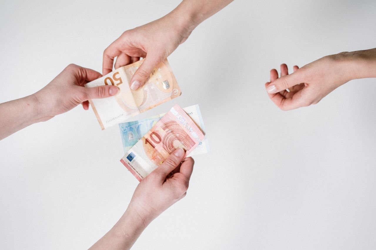 Deux personnes s'échangent des billets