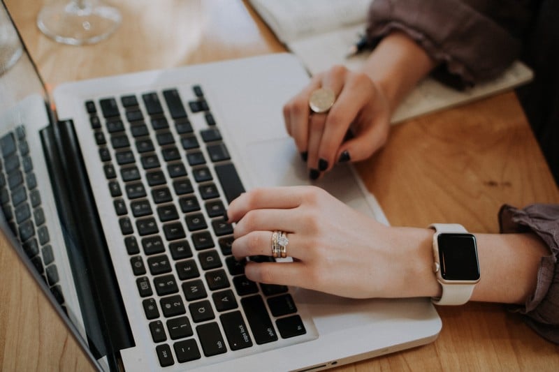 Femme reste motivée malgré le télétravail