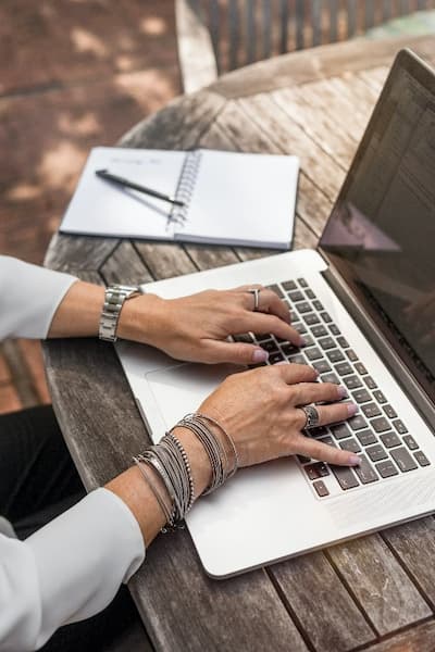 Femme data analyst qui tape sur un clavier dordinateur