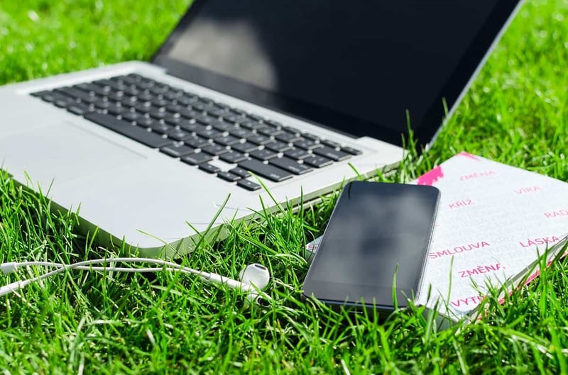 Travailler dehors tendance rentrée ou travailler dehors green desking job en exterieur