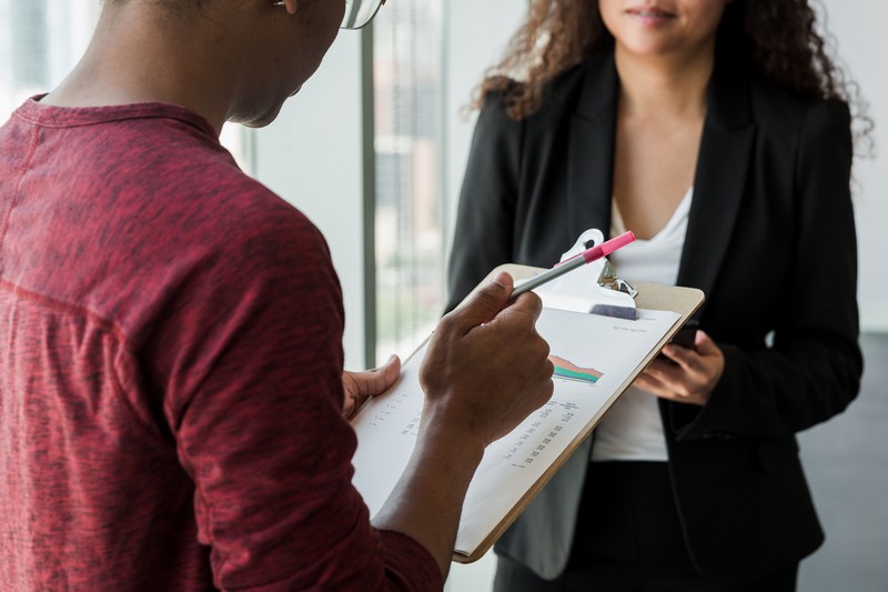 deux personnes en tenue de travail discutent
