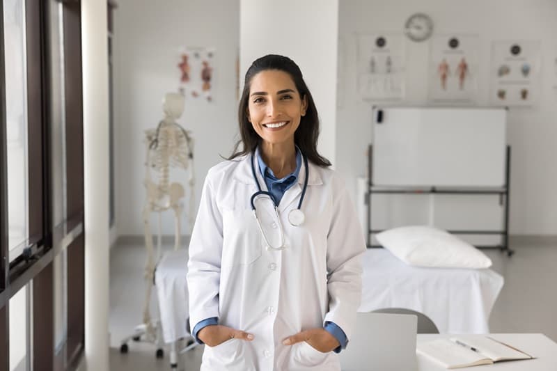 Médecin généraliste souriante