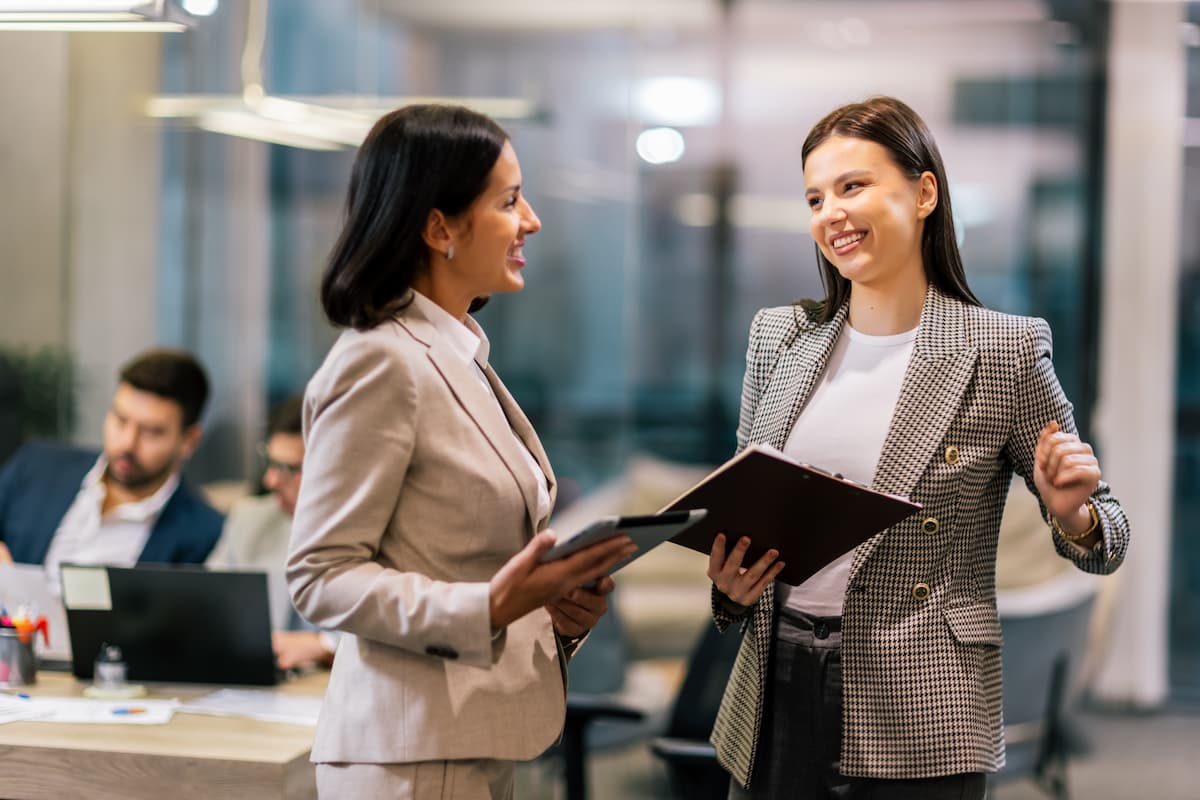 deux femmes rh qui rigolent ensemble