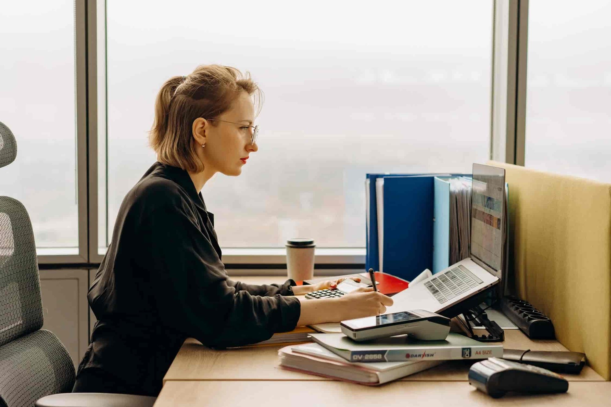 assistante femme qui travaille sur son ordinateur à son bureau 