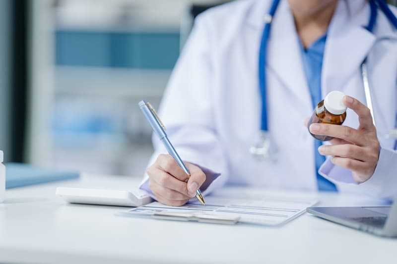 Psychiatre établissant un traitement