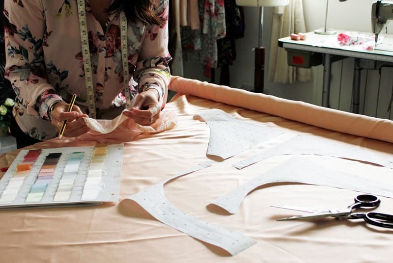 Styliste choisissant un tissu