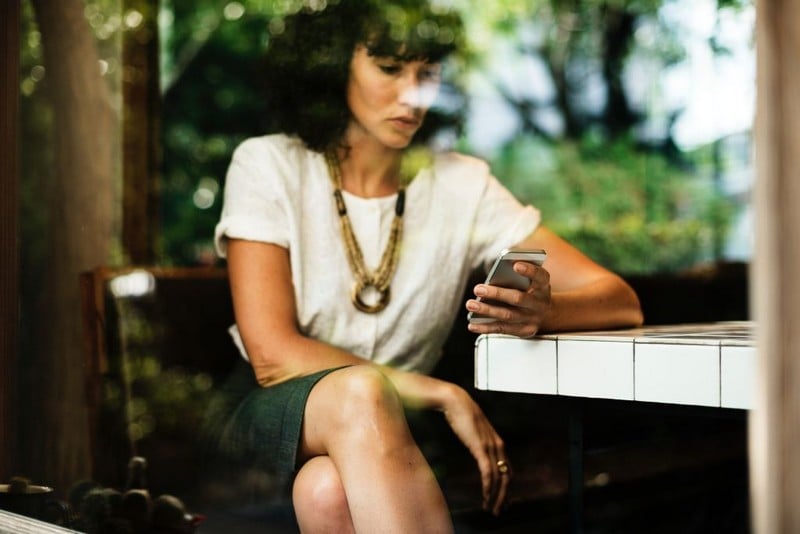 Femme de 40 ans choisit le stage en entreprise pour réaliser un changement de carrière