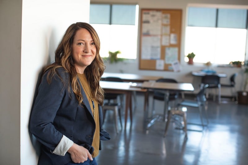 Femme attends une promesse d'embauche dans une entreprise