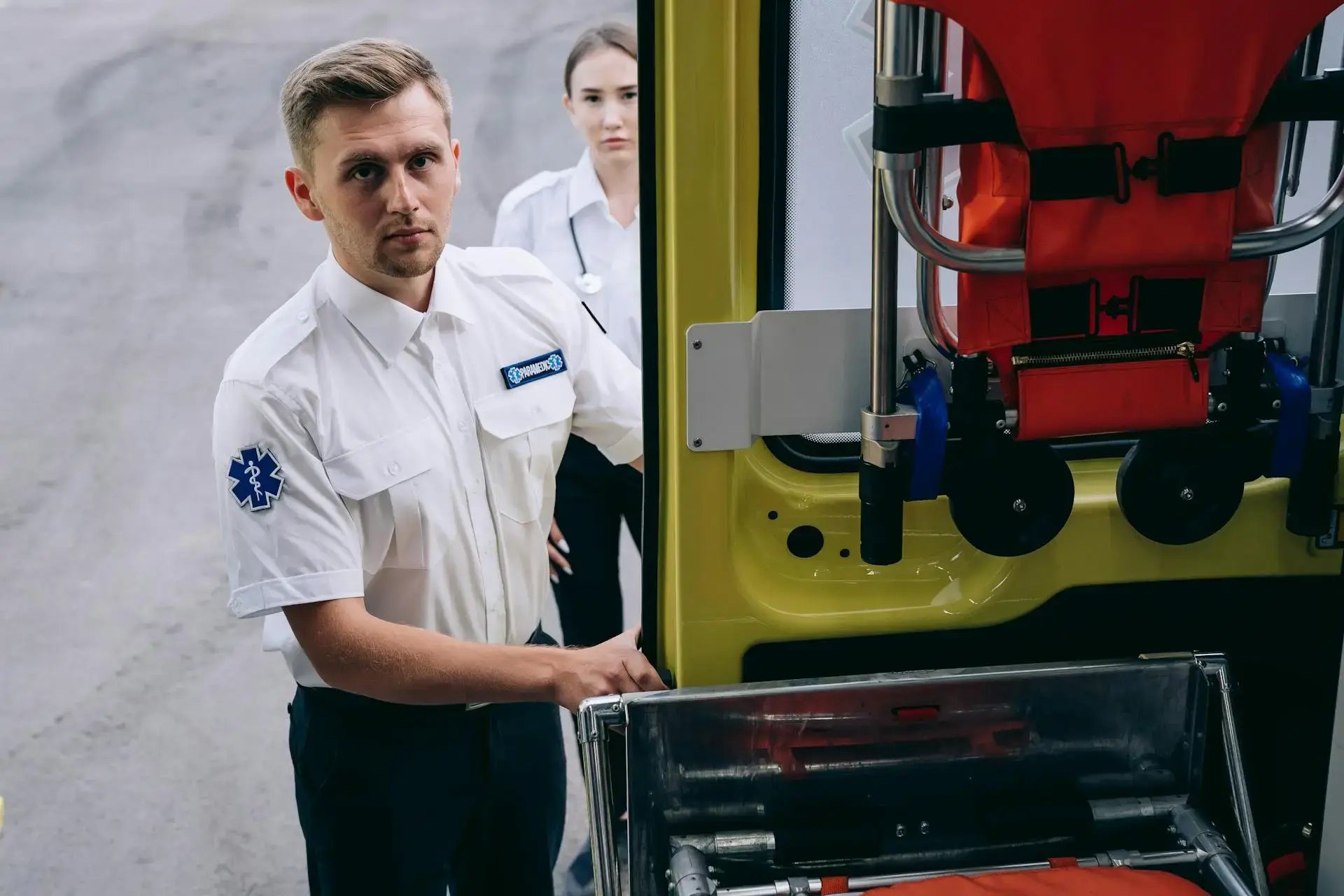 deux ambulanciers qui ferment la porte du véhicule de secours
