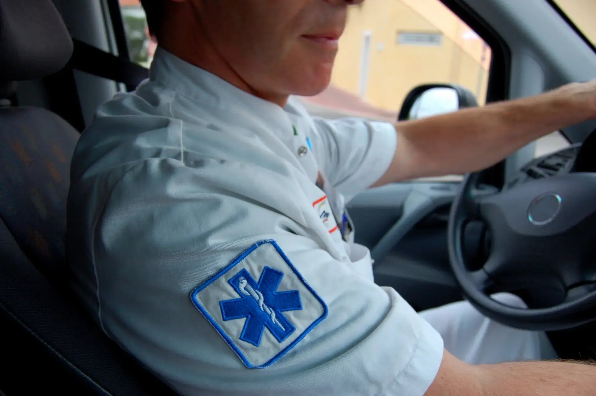 ambulancier en t-shirt de travail avec son insigne gravée