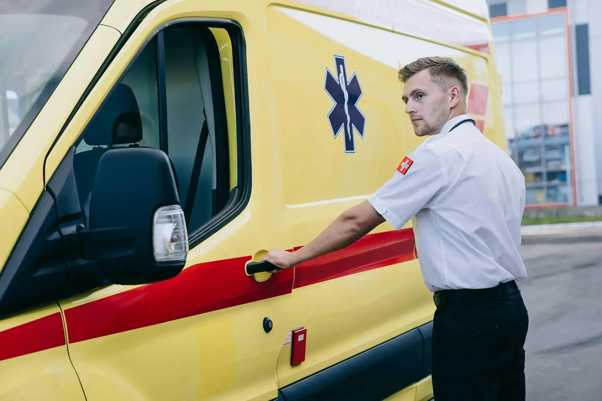 ambulancier-portière-ambulance