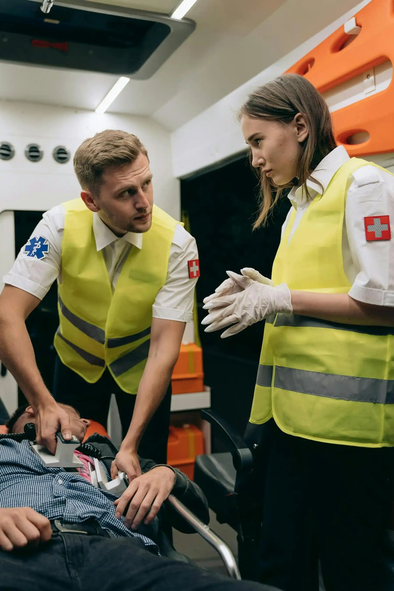 ambulanciers-intervention-defibrillateur
