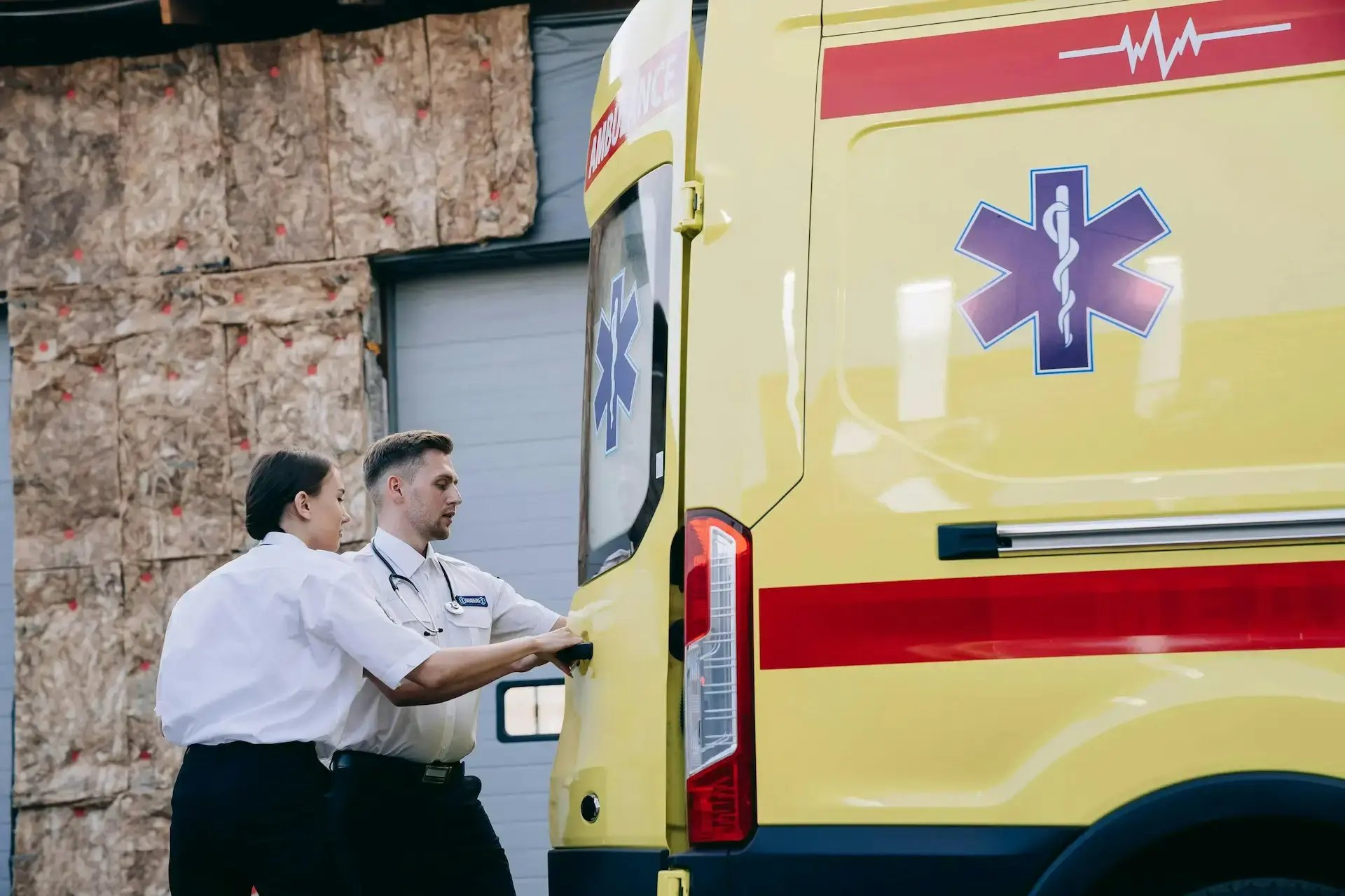 deux ambulanciers ouvrant l'ambulance