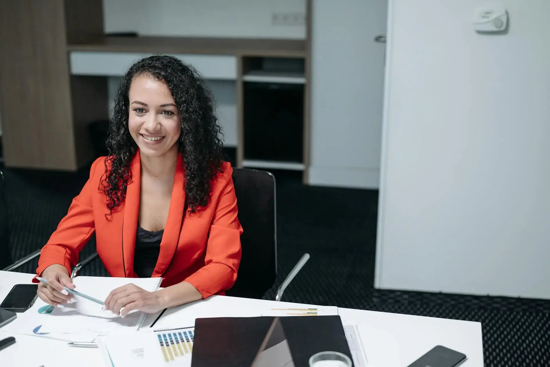 assistante souriant à son bureau 