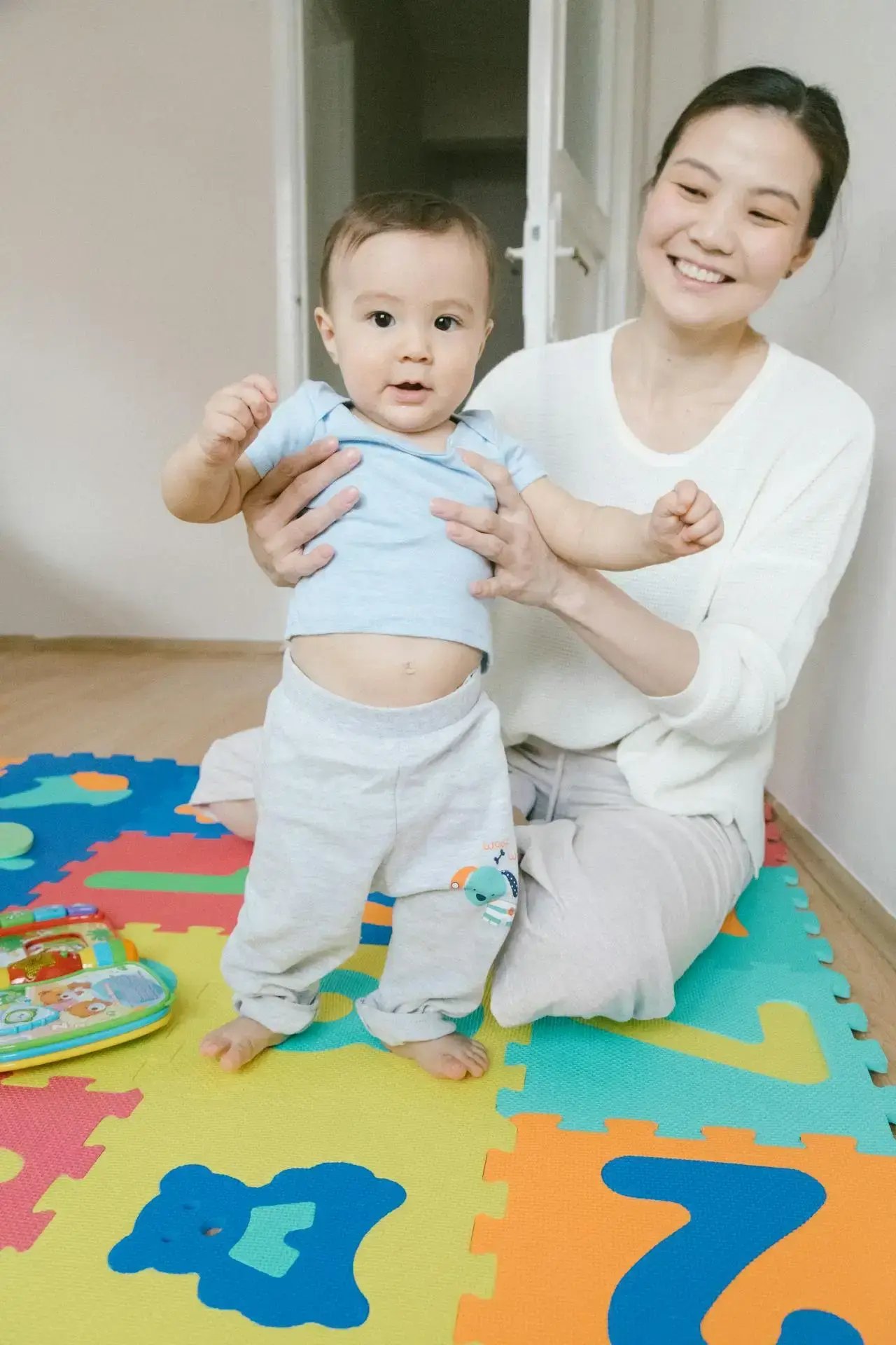 femme avec un bébé qui sourit
