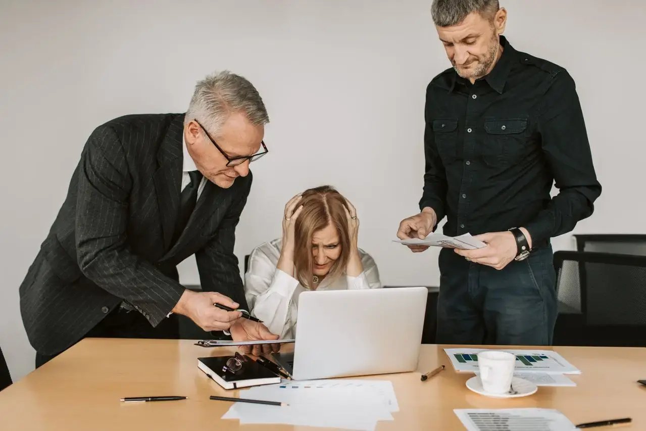 Trois community managers débattent sur un projet