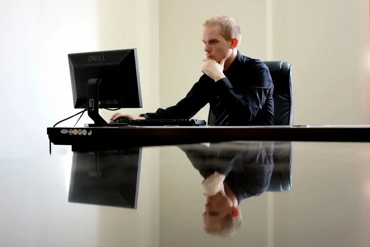 Un community manager se concentre sur son bureau