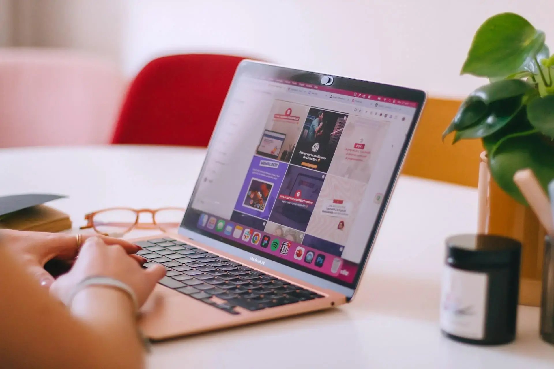 Une community manager qui travaille sur son ordinateur