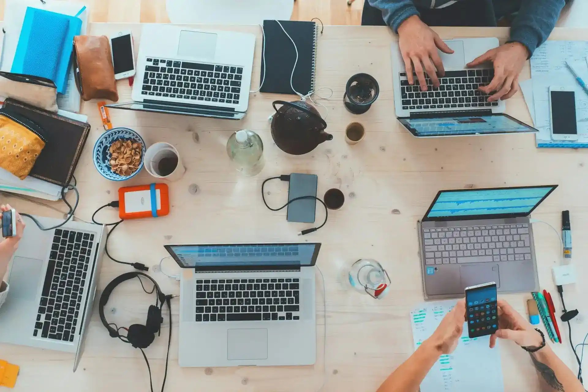 Des community managers travaillent en équipe