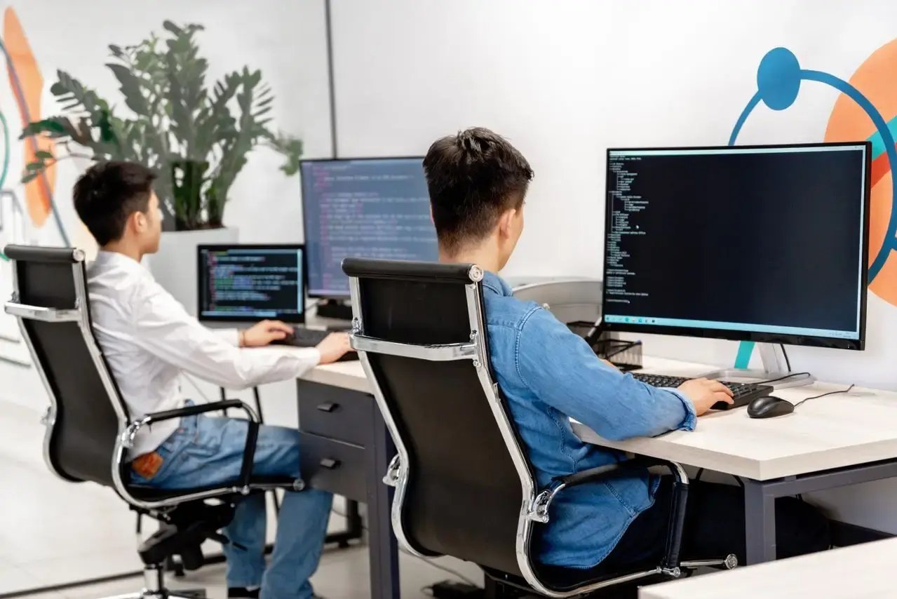 Deux développeurs assis concentrés