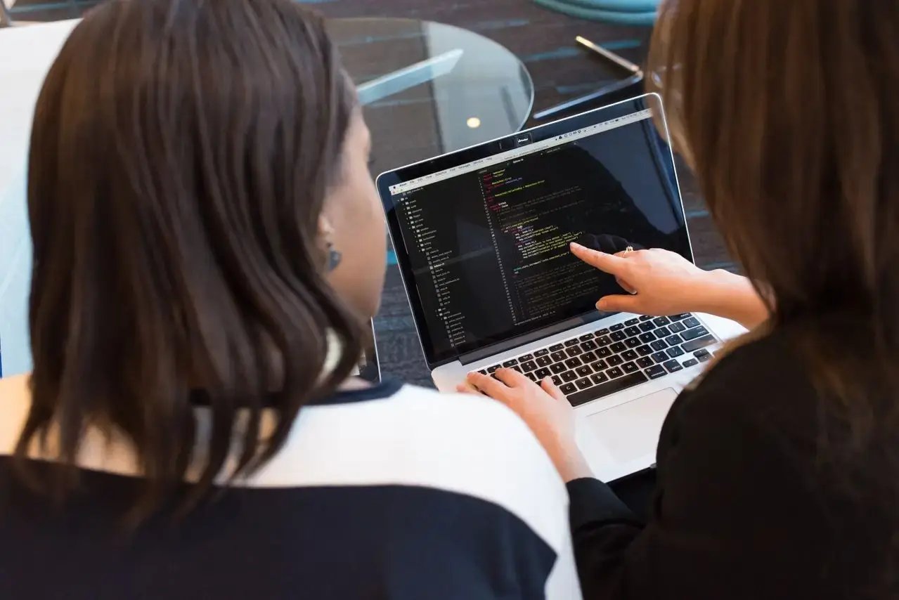 Deux femmes se donnent des conseils de développement web