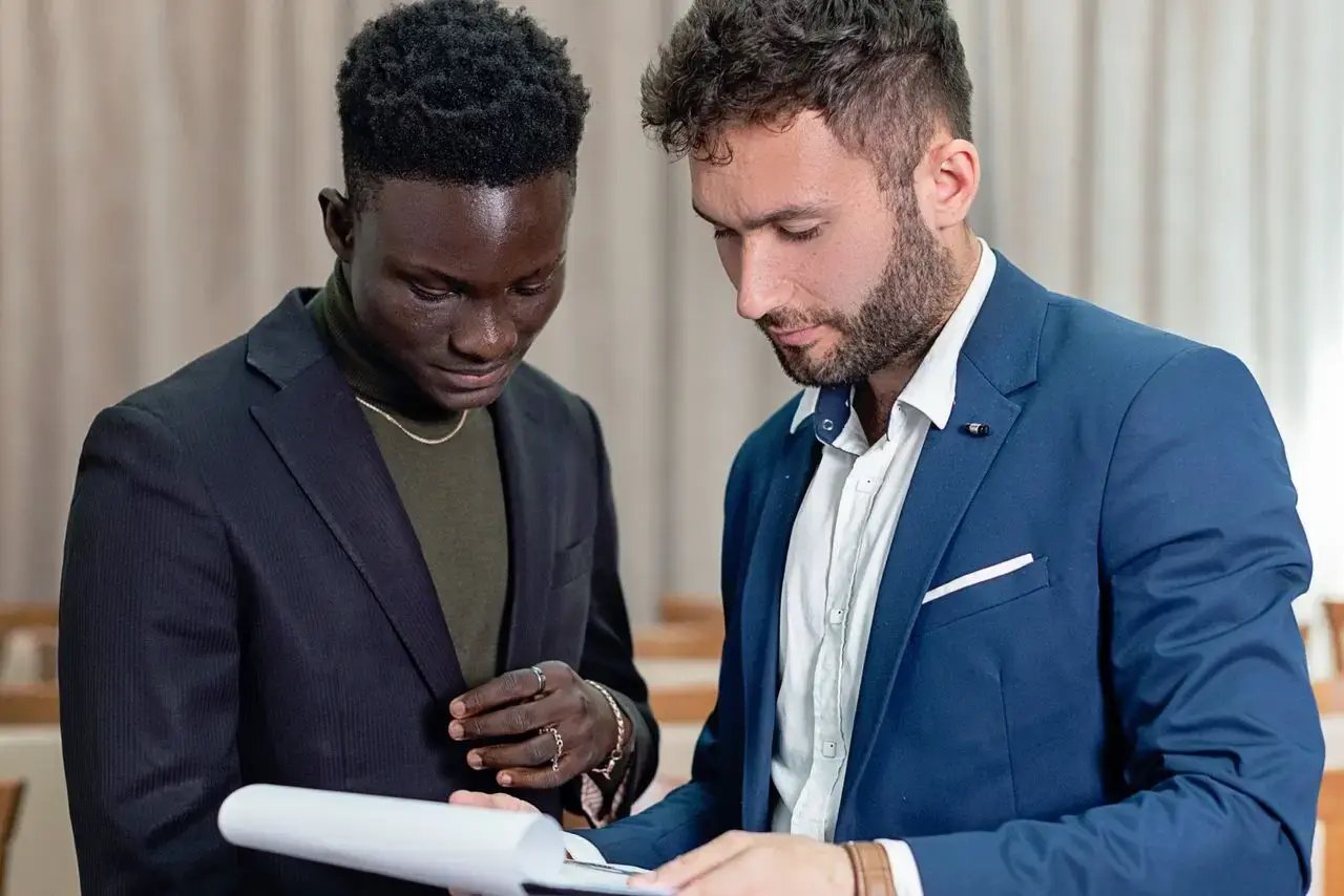 Deux hommes se concentrent sur un document