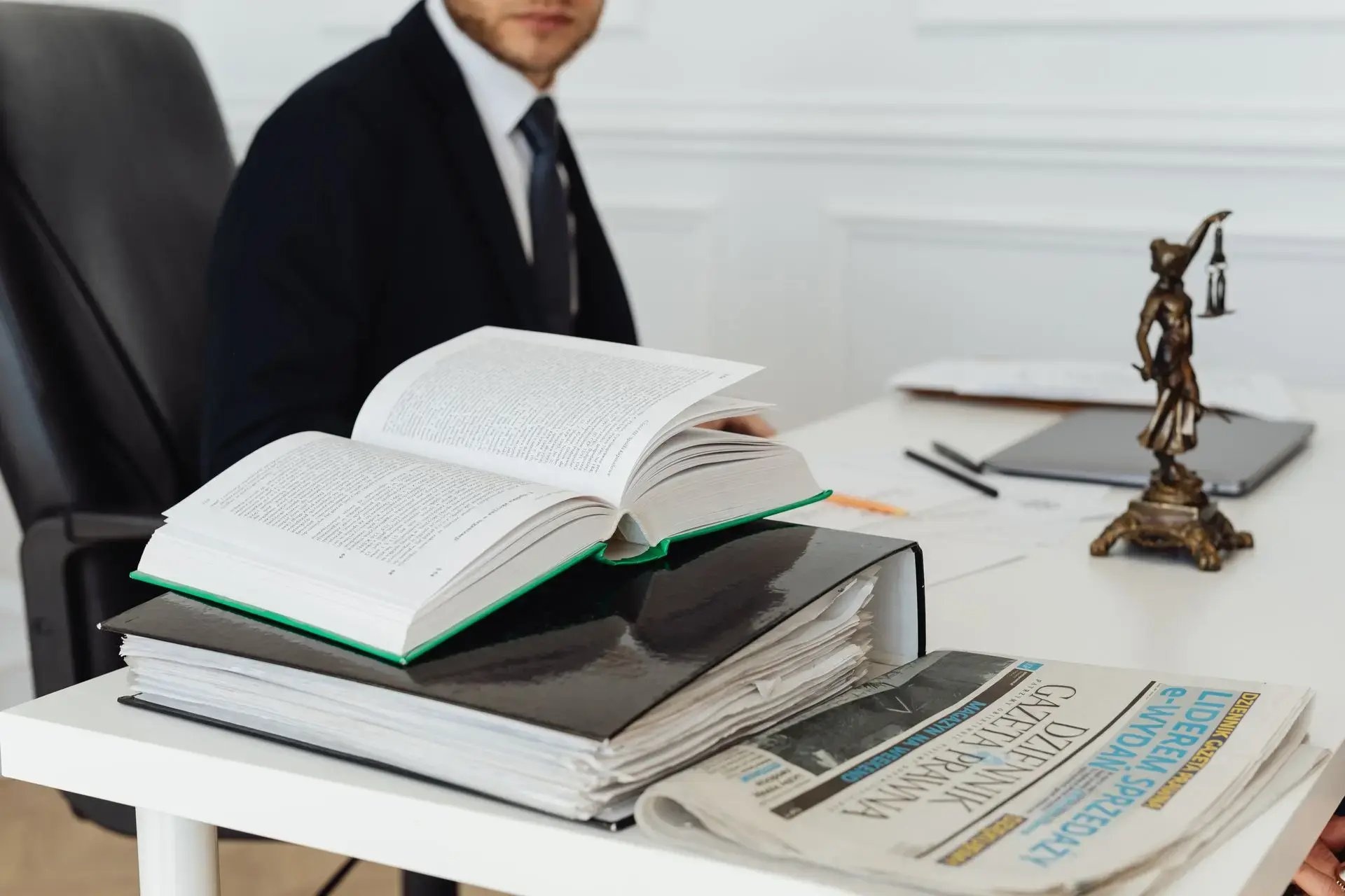 livre et dossiers de loi 