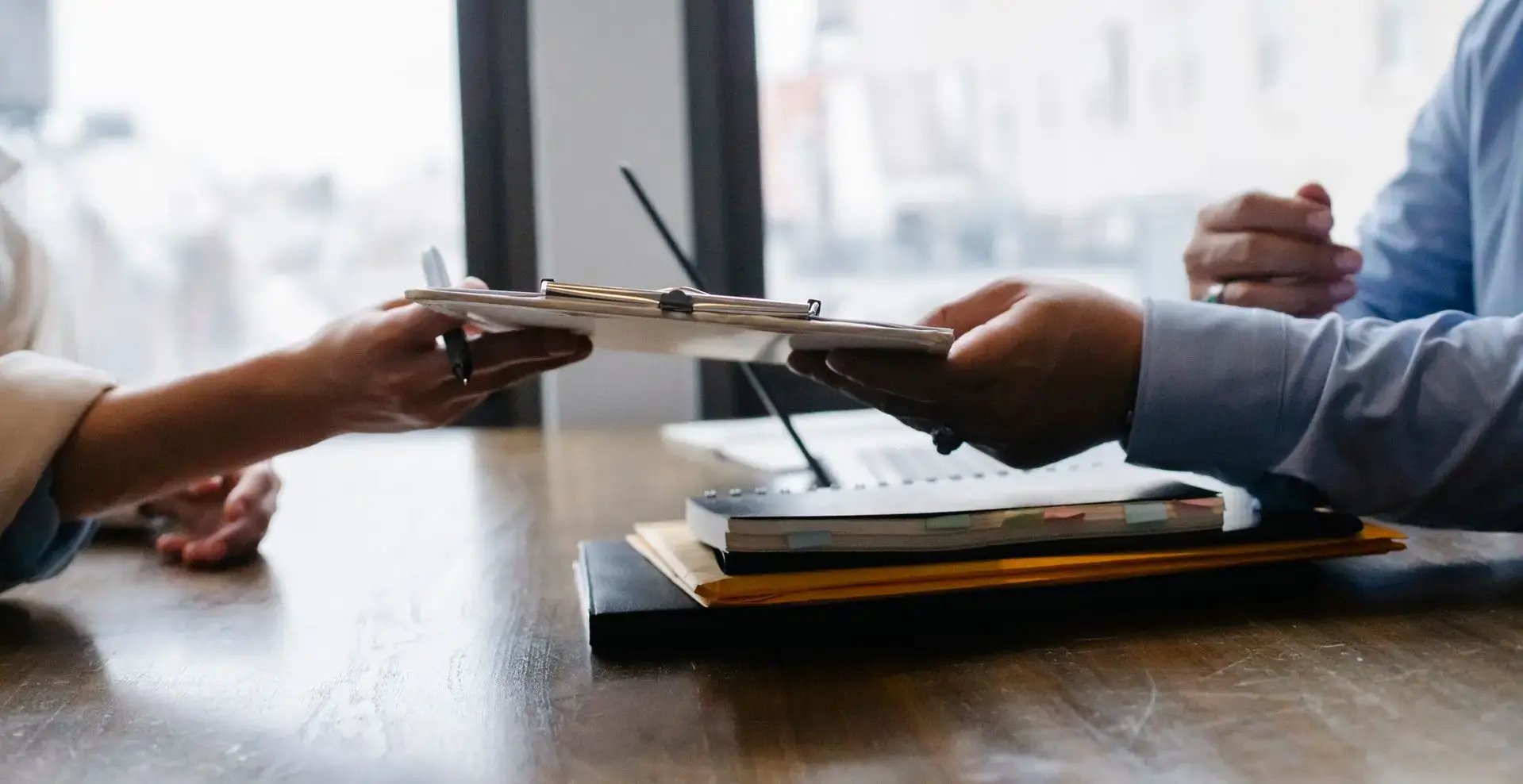 Un recruteur donne un document à un candidat
