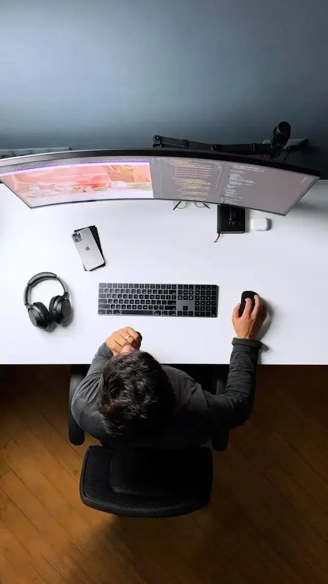 Un web développeur travaille sur son écran incliné