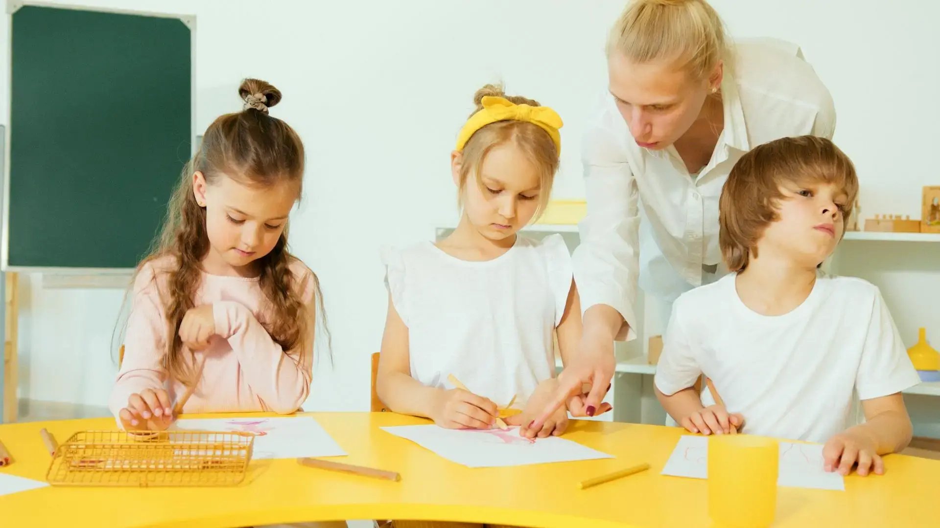 enfants qui dessinent à leur bureau 