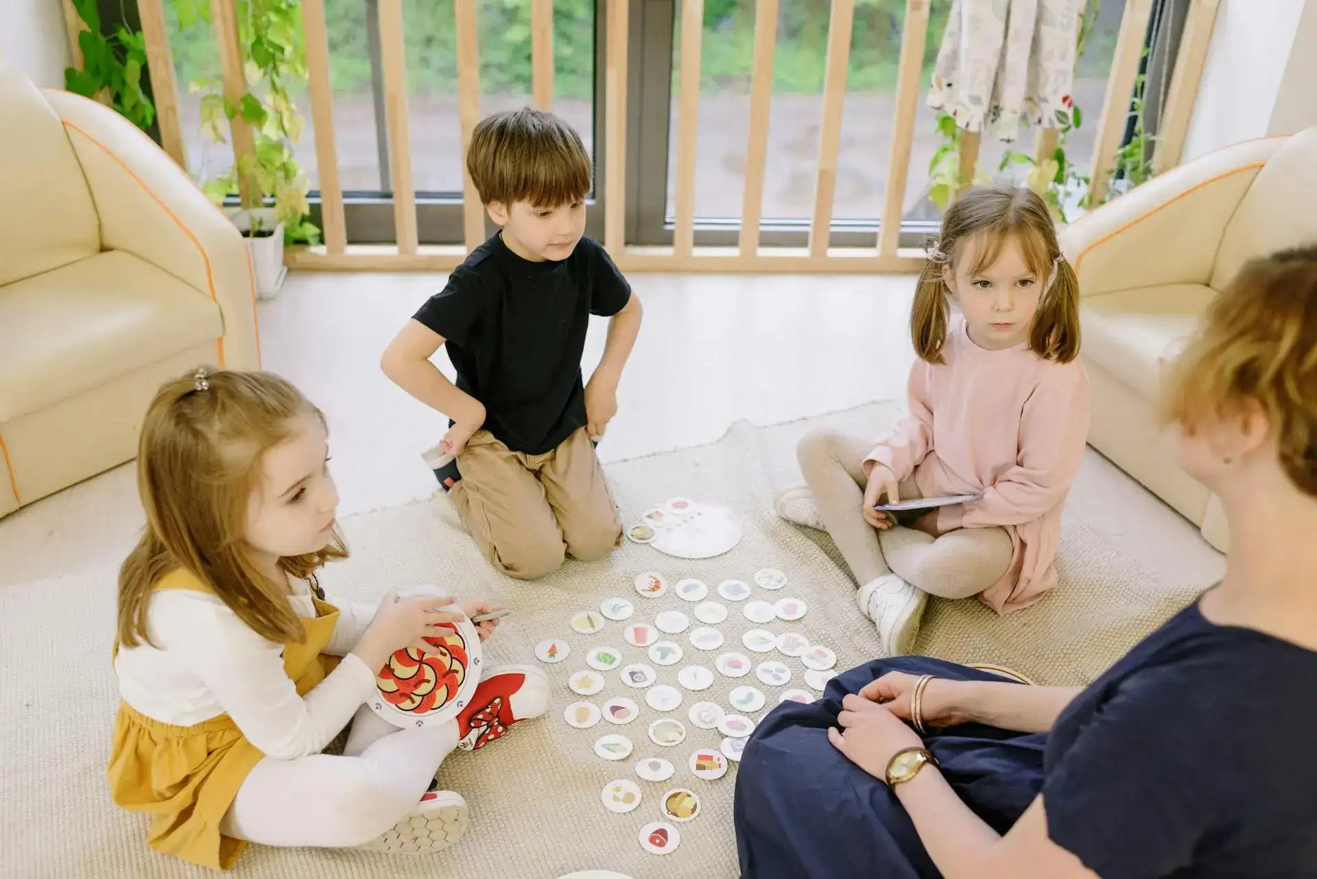 jeu d'enfants avec des pins 
