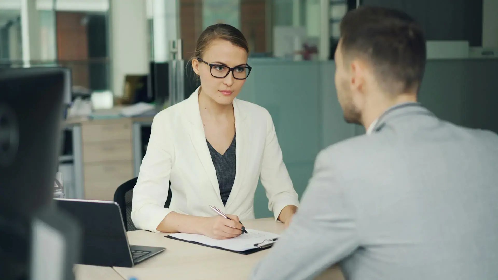 entretien d'embauche d'une femme pour un homme 