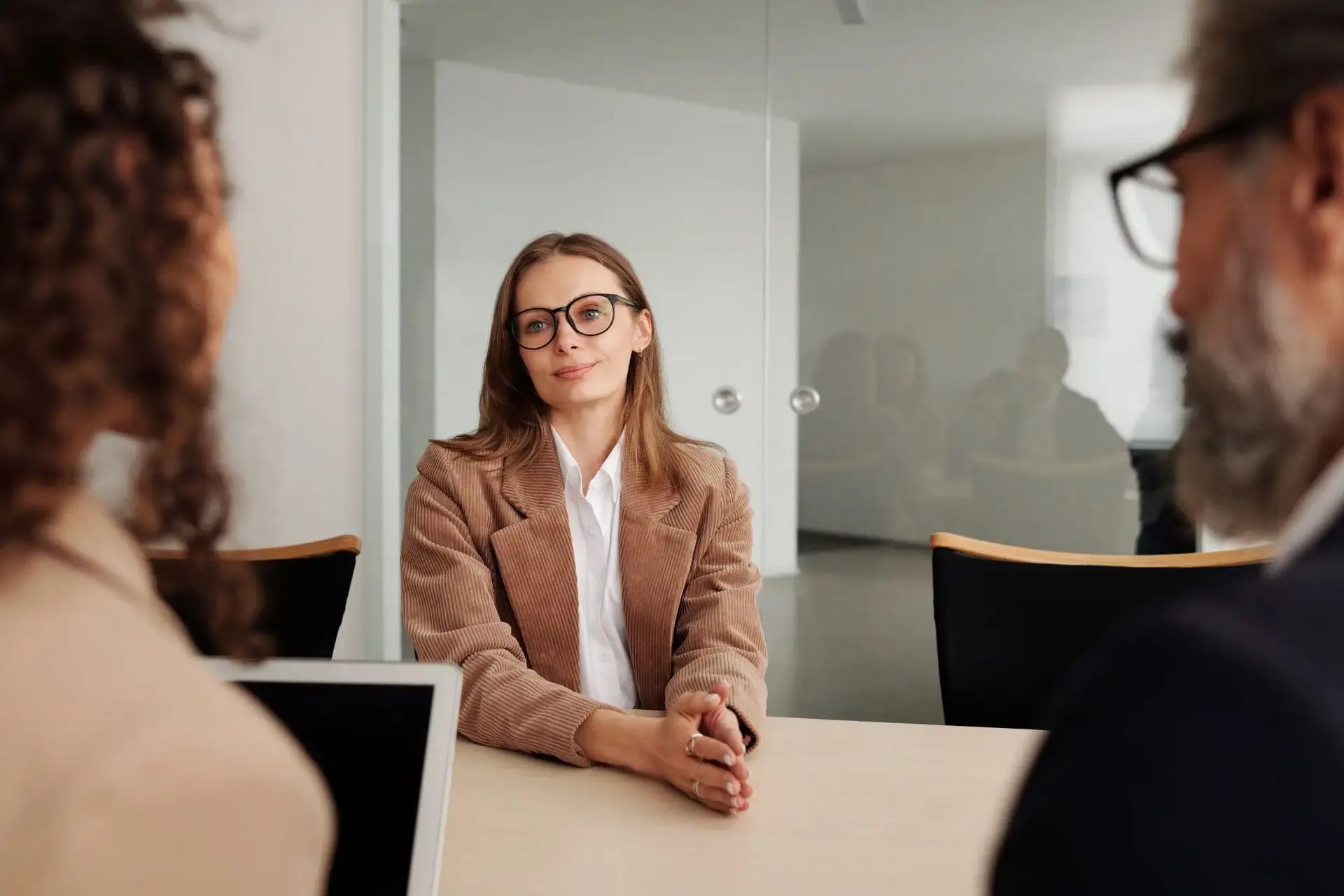 entretien-femme-lunettes