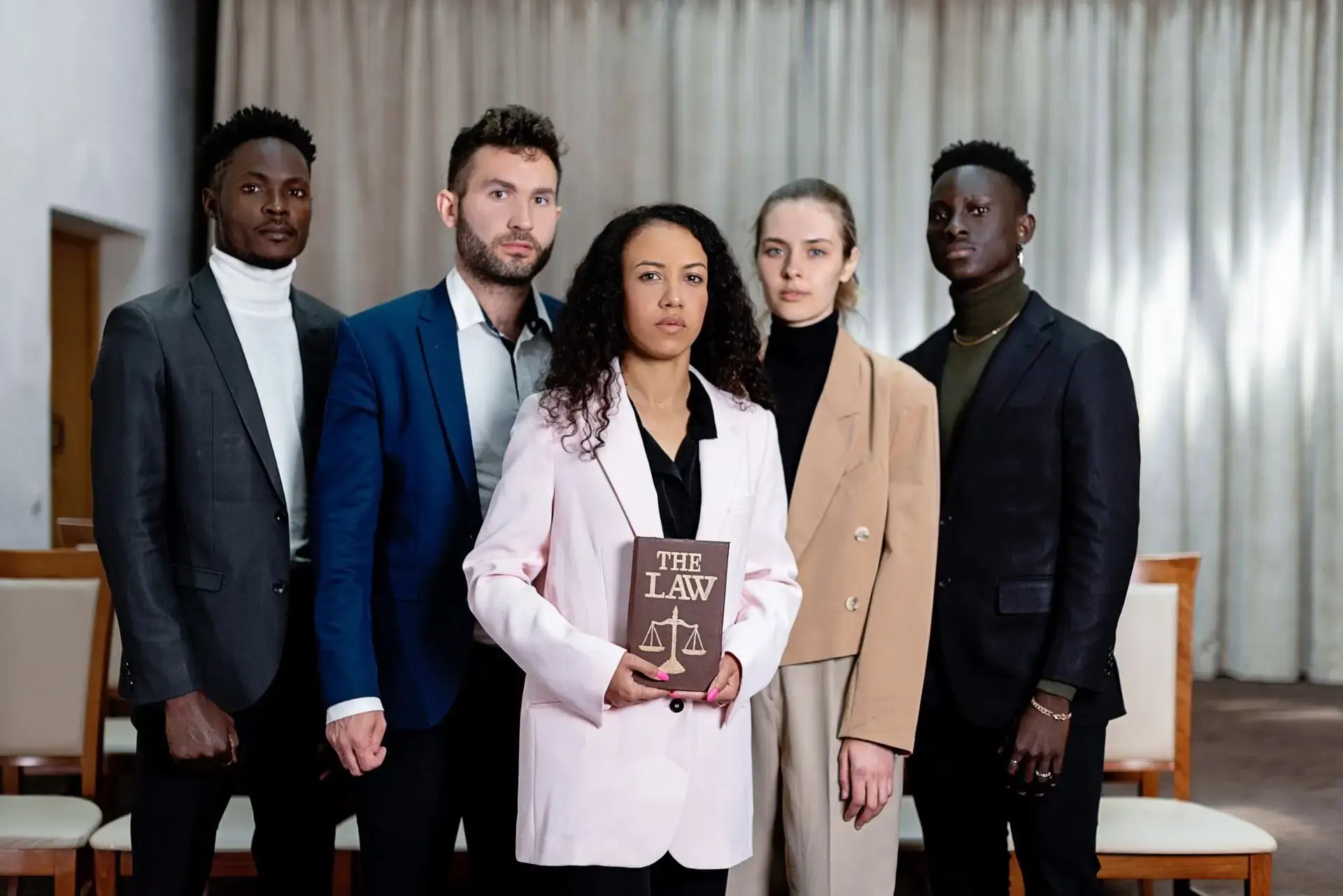 equipe de notaires avec le livre du code de loi 