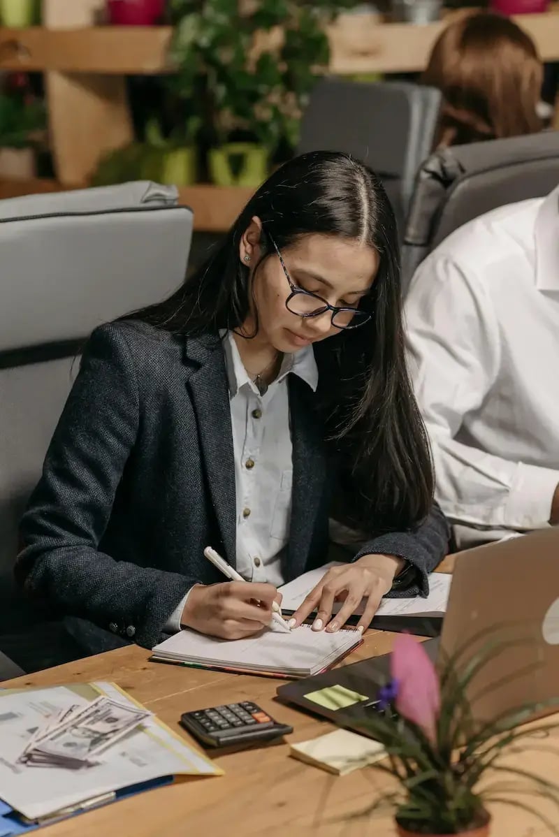 femme-bureau-ecriture