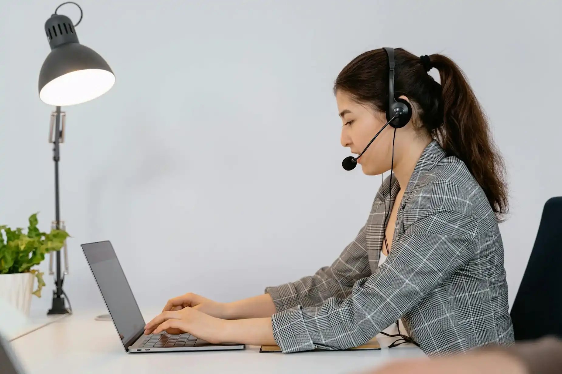 femme travaillant sur son ordinateur à son bureau 