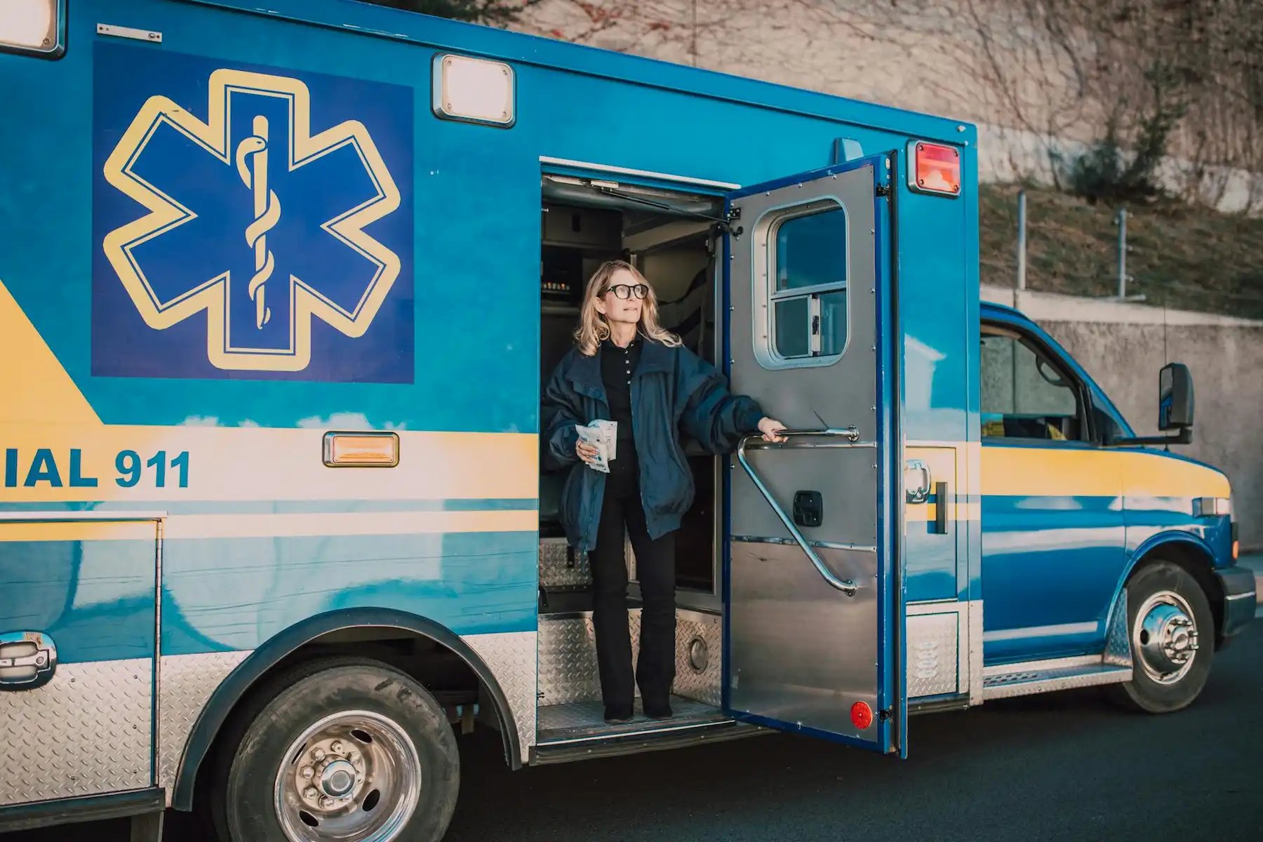 une femme descends du camion de secours