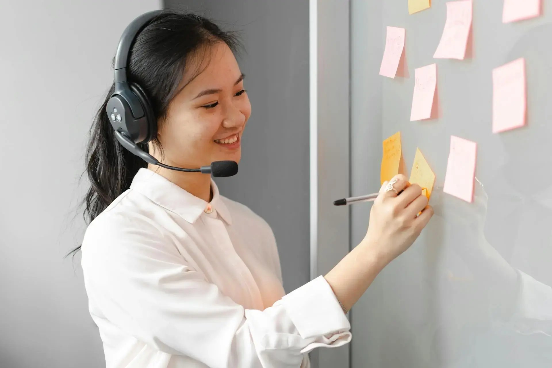femme qui écrit sur des post-it