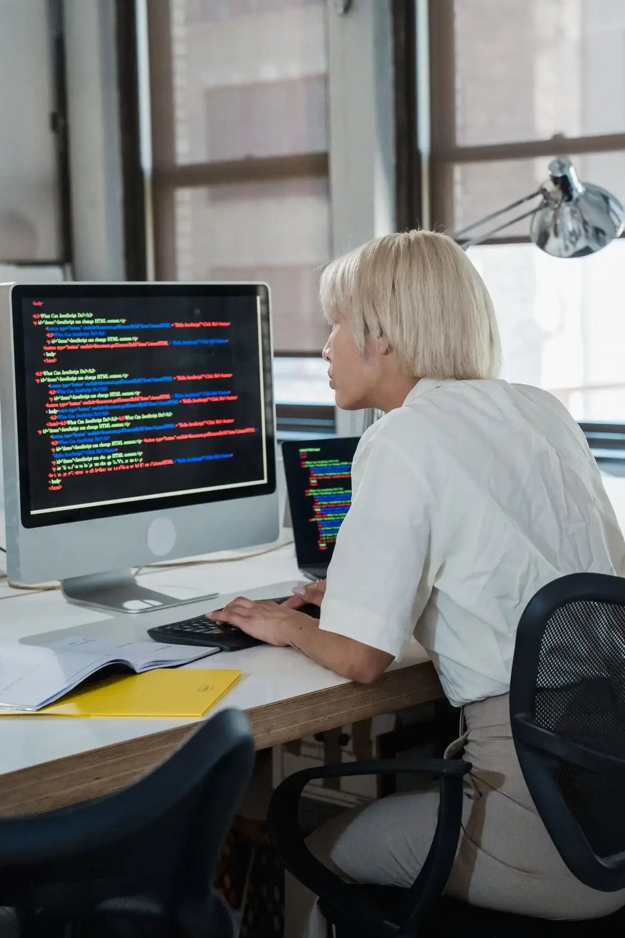 Une femme code sur son ordinateur 
