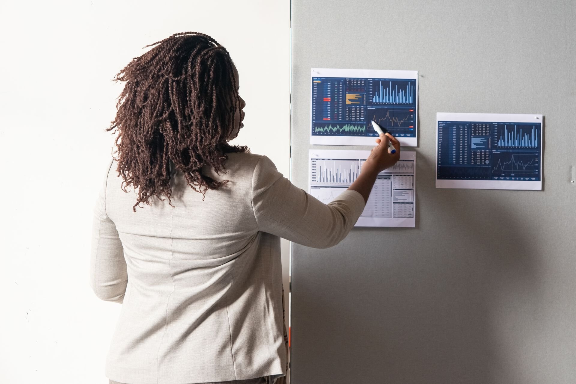 femme montrant des statistiques sur des feuilles
