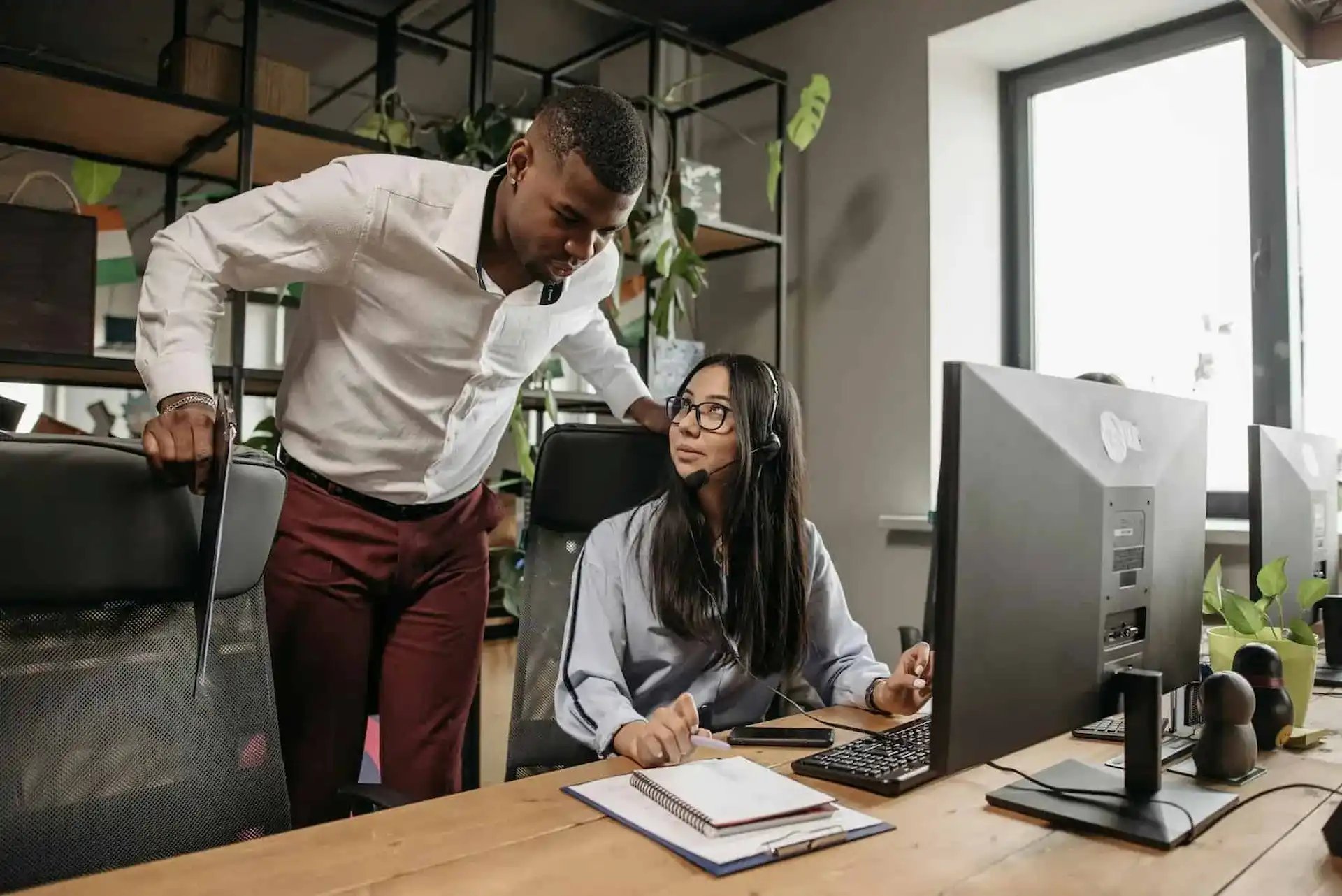 un homme qui donne des conseils à son assistante à son bureau 