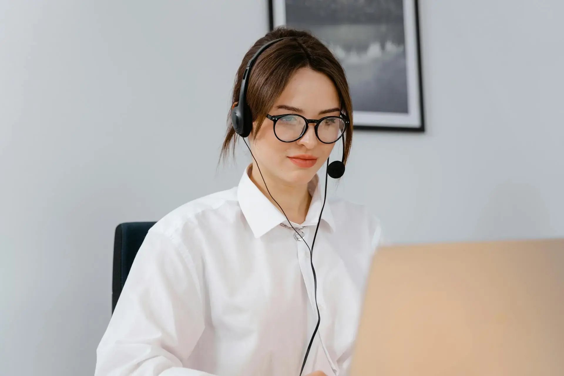 femme sur son ordinateur avec un casque