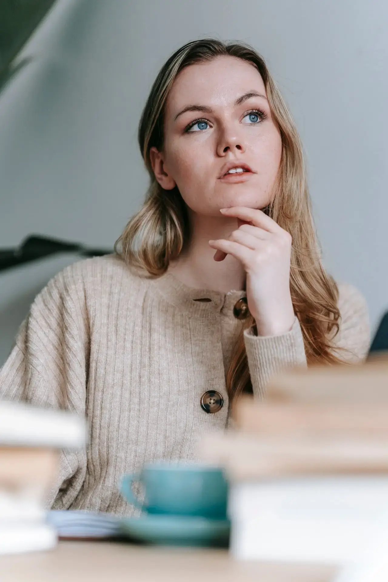 Une femme réfléchit sur son avenir