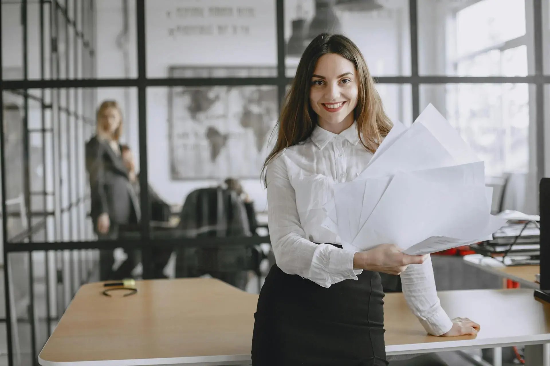 femme avec un tas de documents en main 