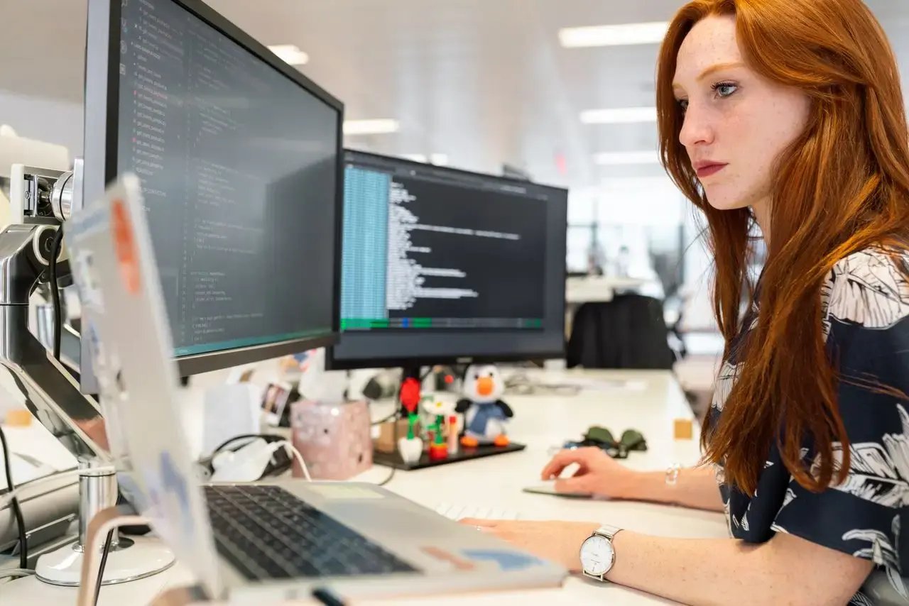 Une femme rousse travail sur le web