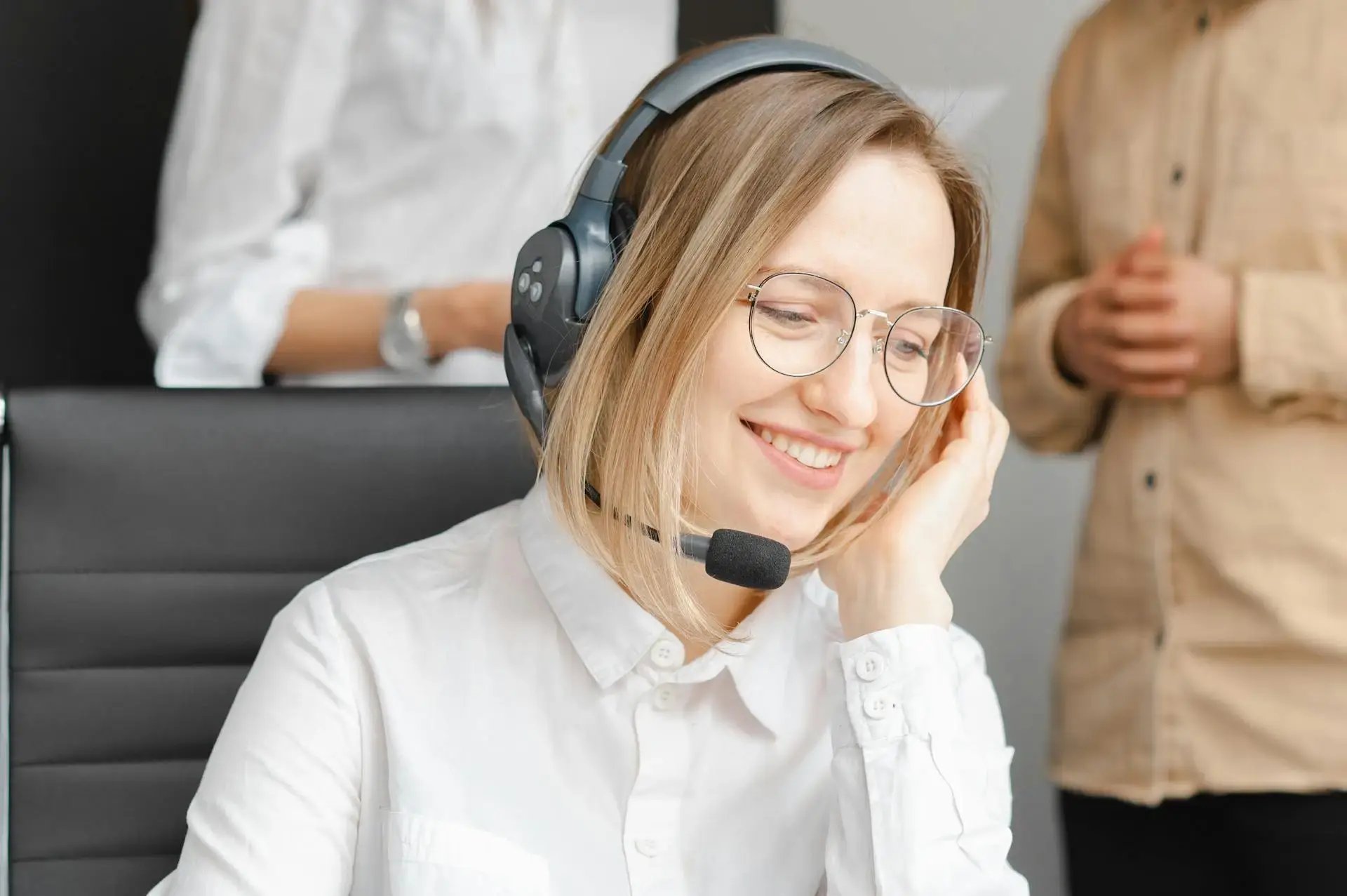 femme au telephone qui sourit
