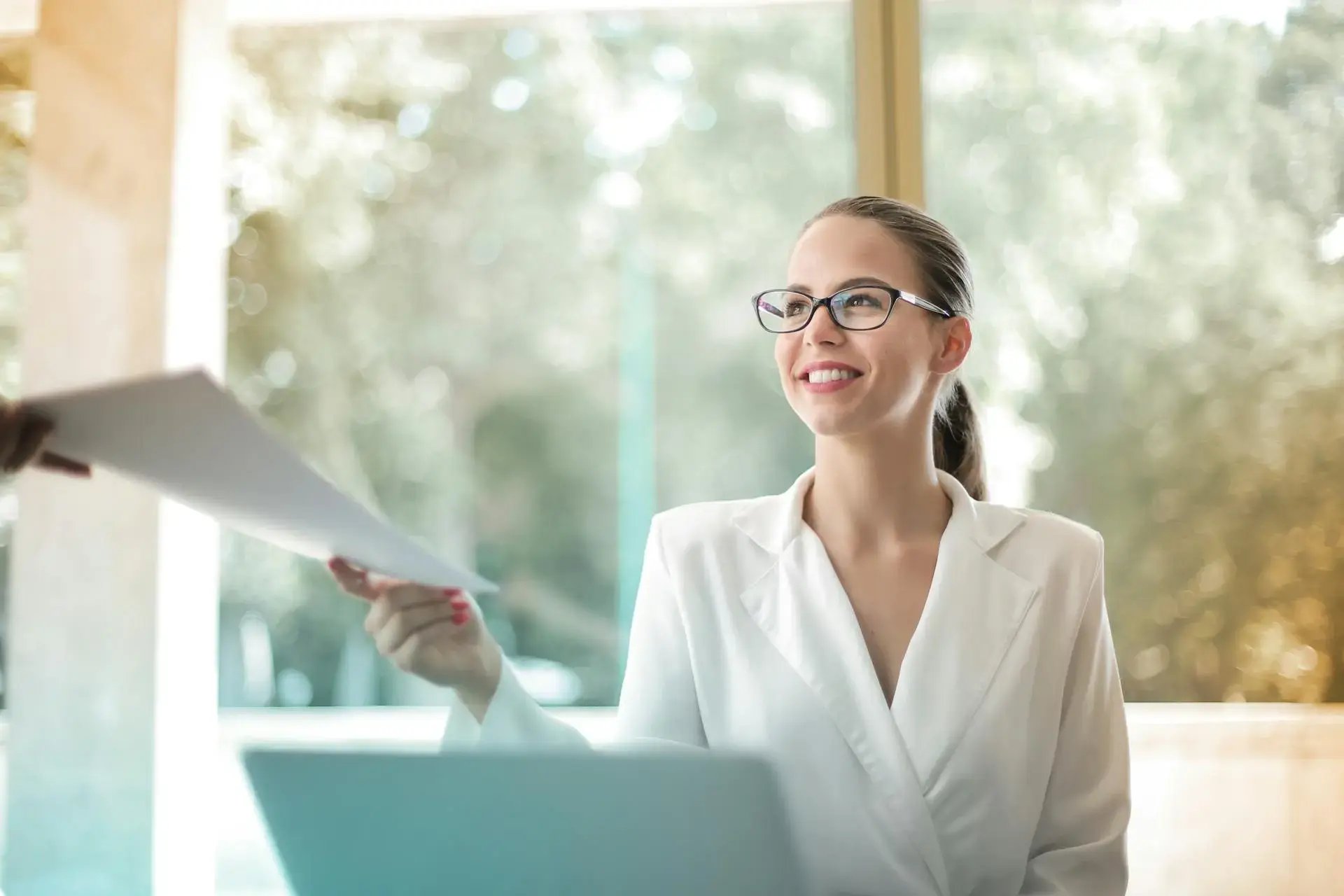 femme attrapant un document qu'on lui tend