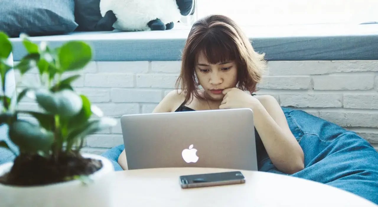 Une community manageuse est concentrée sur son ordinateur