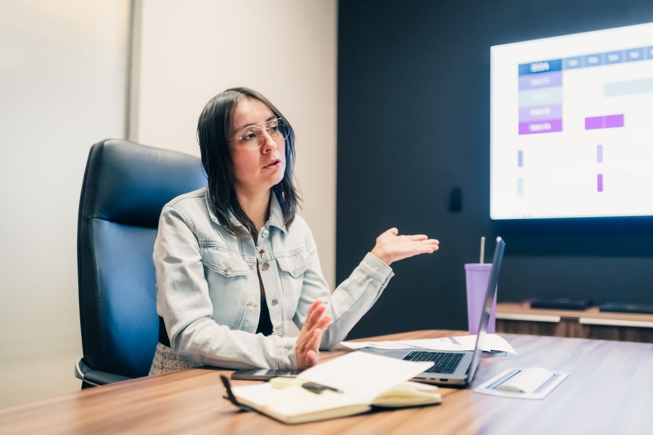 Une community manager fait une présentation dans son bureau