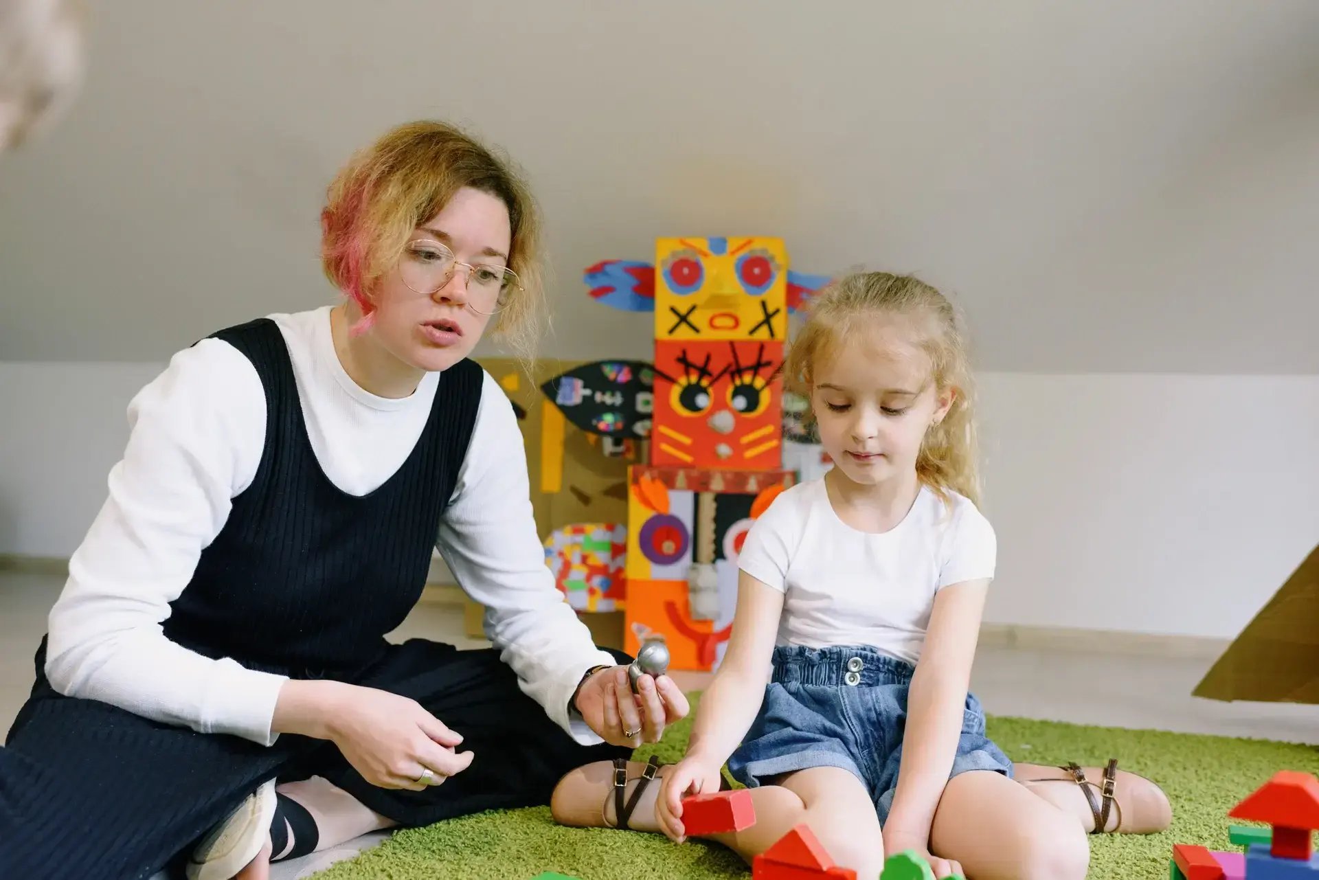 jeu de formes avec l'assistante et l'enfant